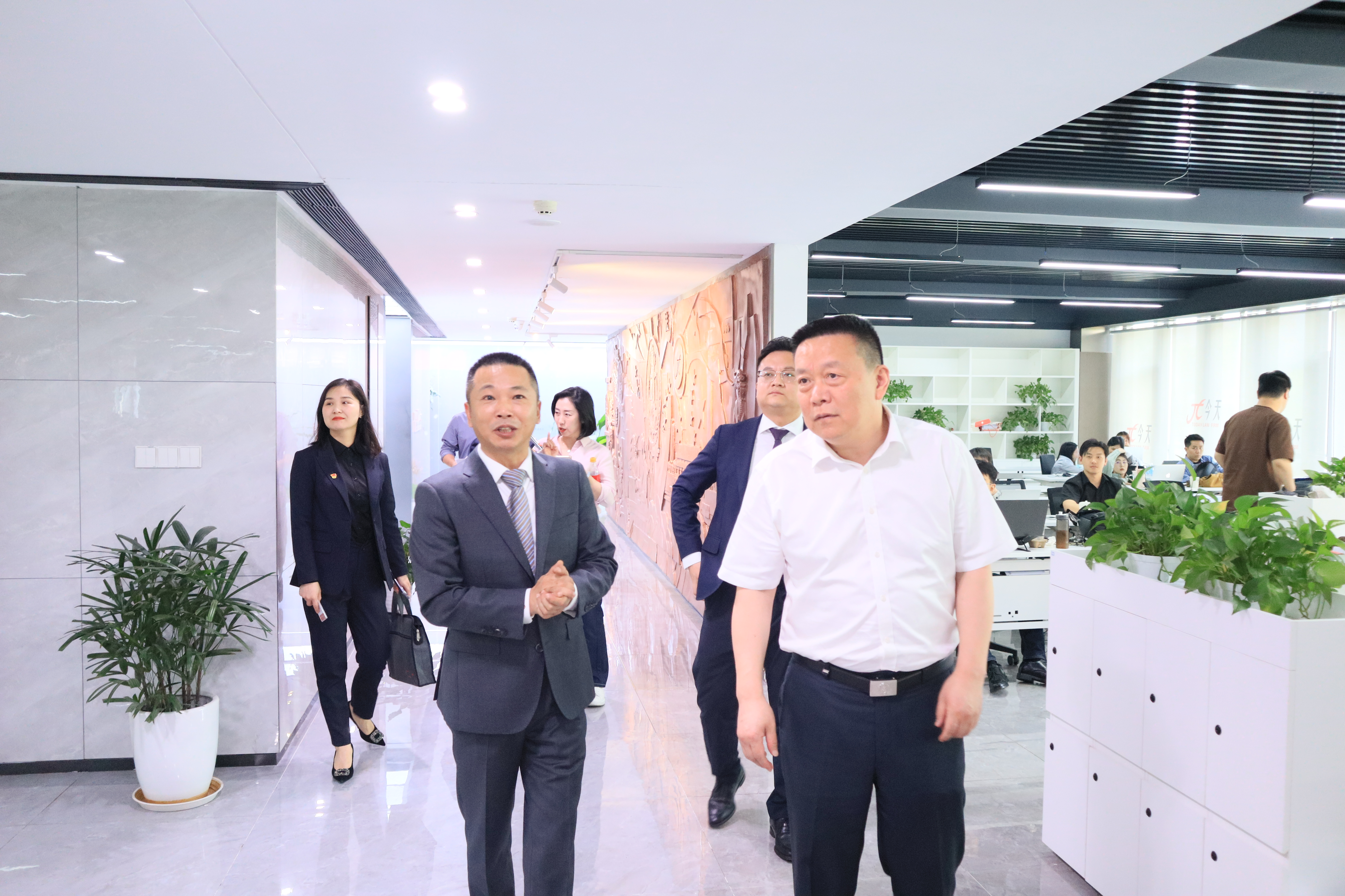 參觀1.JPG 參觀1.JPG